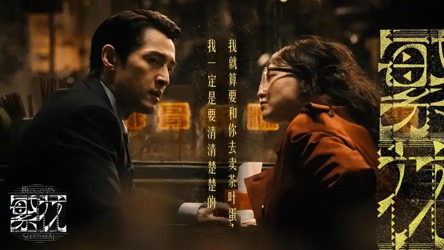 玻璃温室花房全景，明黄色顶棚与钢架结构