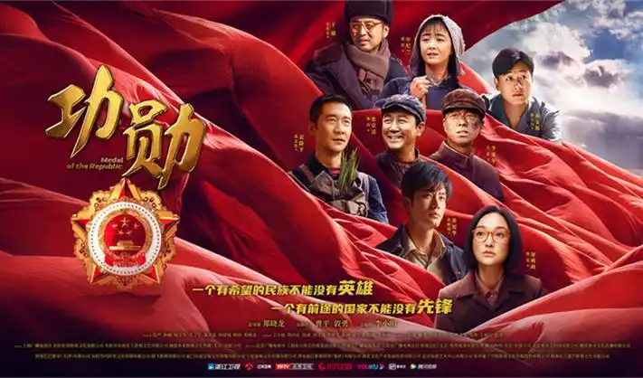 花房夜间照明下的观测台与数据屏幕